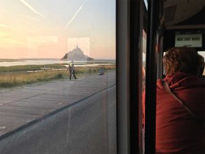 Bereits im Shuttlebus sieht man den Berg am Horizont